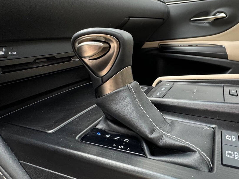 لیکزس ای ایس Interior 