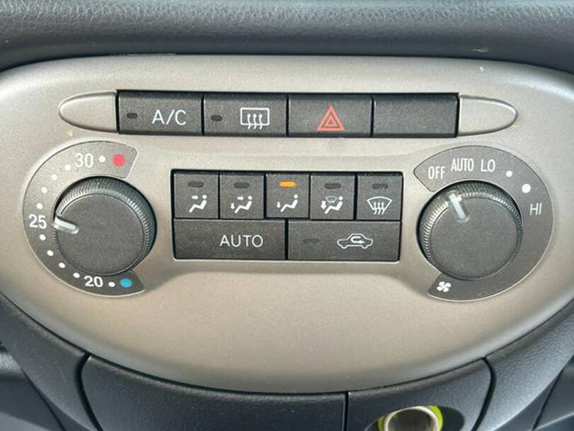 ڈائیہاتسو میرا جینو Interior 