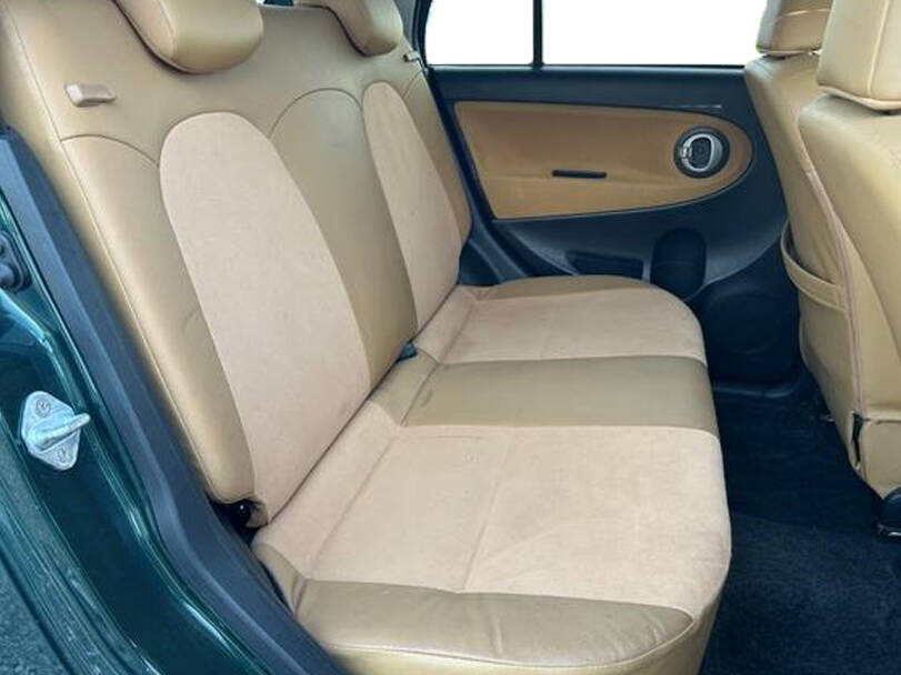 ڈائیہاتسو میرا جینو Interior 
