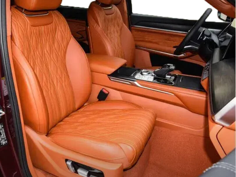 Tank 700 Exterior Front Seats