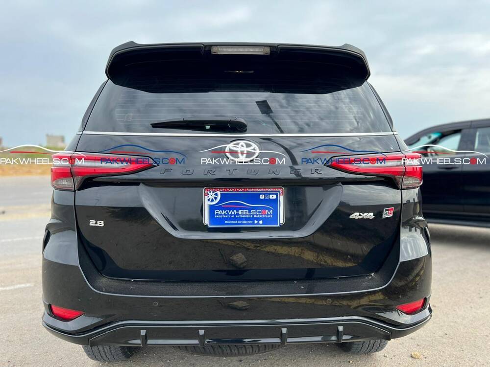 Toyota Fortuner GRS Price in Pakistan, Specification & Features